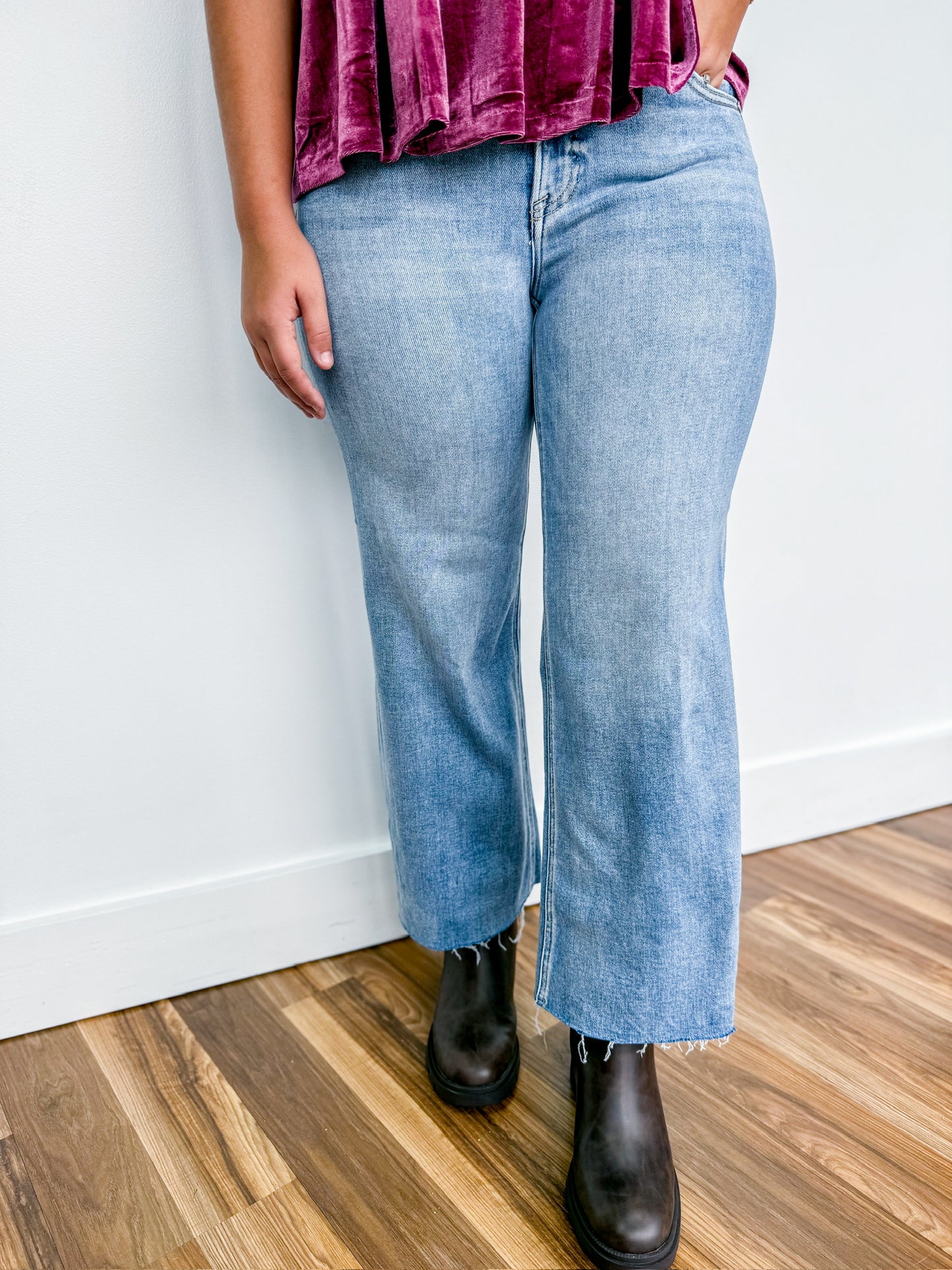 Risen Mid Rise Crop Wide Raw Cut Hem Jeans Light Wash