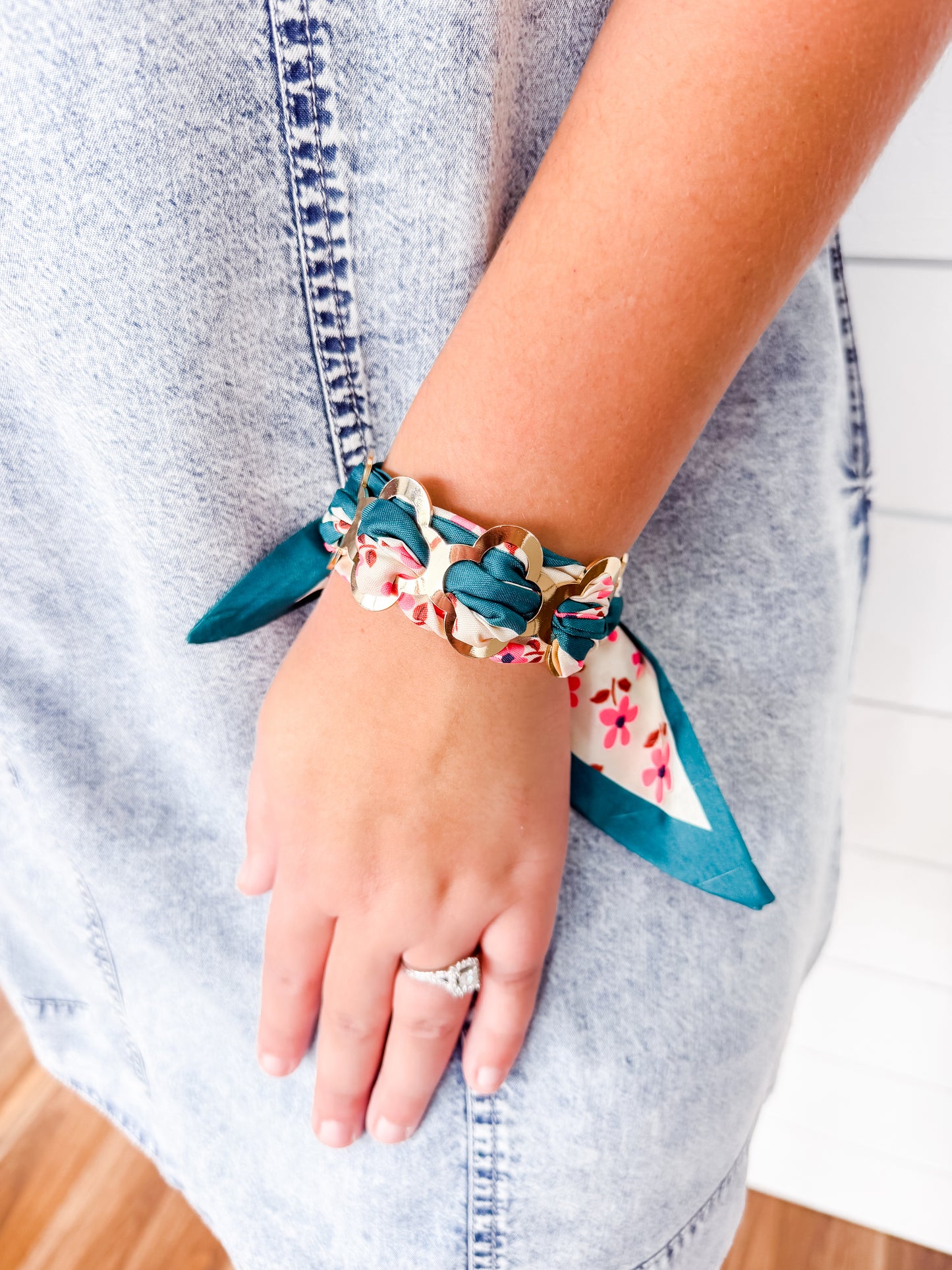 Metal Quatrefoil Ring Patterned Fabric Scarf Adjustable Bracelet
